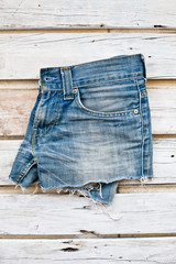 Jeans su fondo legno bianco