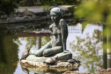 Fototapeta na wymiar Bronze sculpture with turtles