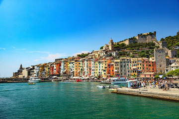 Portovenere, Cinque Terre, Ligurie, Italie -Panorama du port pittoresque et coloré de Porto Venere...