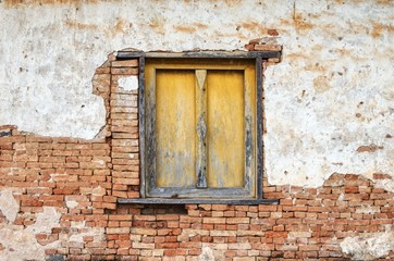Fototapeta na wymiar Crack brick wall texture background with wooden window