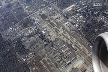 Straalvliegtuigmotor cirkelt direct boven LAX start- en landingsbanen in Los Angeles, Californië.