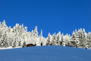 soleil levant dans la montagne en hiver dans les alpes du Beaufortain sous la neige