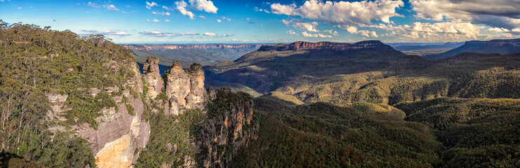 Panoramiv-weergave van de drie zussen en de blauwe bergkloof genomen in de Blue Mountains, NSW, Australië op 8 oktober 2013
