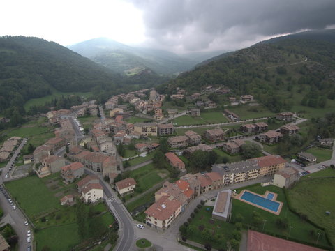 Drone en Llanars. Pueblo de Camprodon en Gerona, Cataluña, España