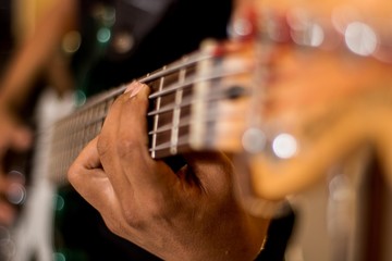 Fototapeta premium Tocando guitarra, bajoquinto