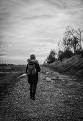 Kleiner Junge läuft allein richtung Horizont, Schwarz weiss Aufnahme