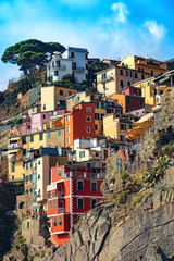 Fototapeta na wymiar Riomaggiore, Cinque Terre, Ligurie, Italie - vue sur les maisons colorées