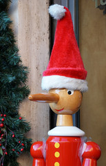 Pinocchio con cappello natalizio