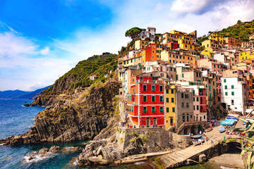 Fototapeta na wymiar Riomaggiore, Cinque Terre, Ligurie, Italie - vue sur les maisons colorées et le port