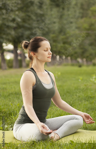 jugendlich-nacktes-torrebt-yoga