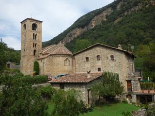 Fototapeta na wymiar iglesia de Beget. Pueblo bonito de Girona, Cataluña, España