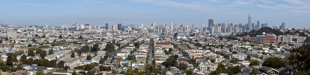 Fototapeta na wymiar San Francisco cityscape skyline seen from Bernal Hill.