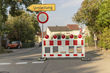 Baustelle barrikade mit hinweiss zur Umleitung