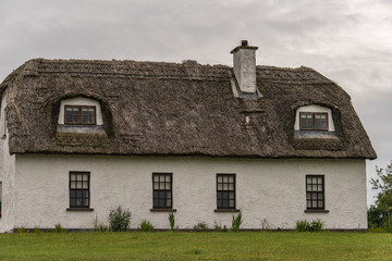 Fototapeta na wymiar old english house thatch roof