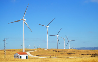 Energía eólica en España, molinos de viento en Tarifa, sur de Europa