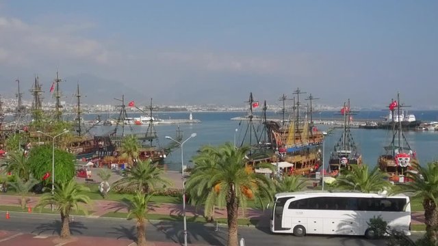 Alanya 2018: Hafen von Alanya in der &Auml;g&auml;is am Mittelmeer 2018, im vorne ein Reisebus dahinter die Exkursionsschiffe im Piratenstil, videoclip, roh, orignialton, brigitte, jankord, 