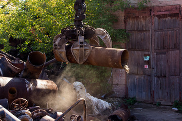 hydraulic manipulator loads old pipes