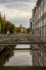 Naklejka premium Pleissenmühlgraben in der Wasserstadt Leipzig mit vielen Brücken
