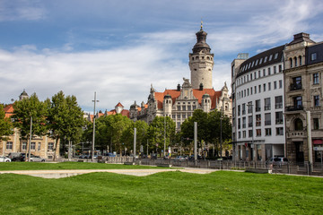 Neues Rathaus Leipzig mit geschwungener grünen Wiese und modernen Gebäude