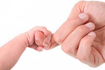 Babyhände greift Papas Finger Nahaufnahme