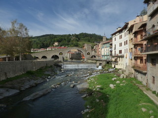 Fototapeta premium Puente de Camprodon. Pueblo medieval de Girona, Cataluña, España
