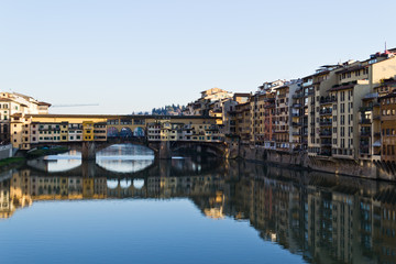 Naklejka premium Famous bridge Ponte Vecchio over Arno river at sunset in Florence, Tuscany, Italy