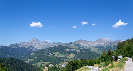 Fototapeta na wymiar Montagnes et nuages