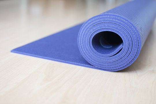 Esterilla de yoga. Fondo de madera. recortable. Vida sana