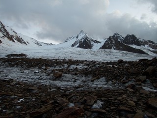 Fototapeta na wymiar beautiful glacier hike and clim to Weisskugel mountain