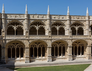 Fototapeta na wymiar View of the cloister of the Jerónimos Monastery