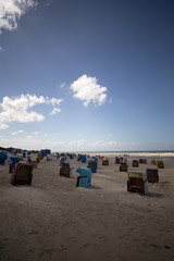 Strand und Strandkörbe auf ostfriesischer Insel Juist