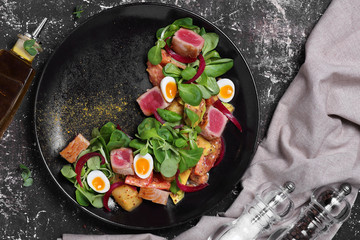 салат с тунцом,свежей зеленью и перепелиным яйцом