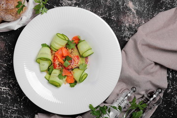 оригинальный салат из свежего огурца и красной рыбы