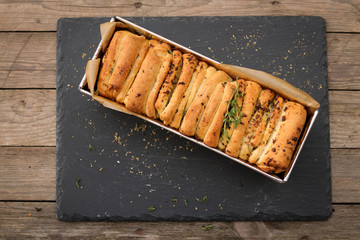 Kräuterbaguette, mediterranes Brot mit Kräutern, Pull Apart Brot
