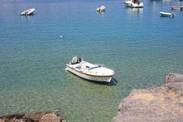 Obraz premium view of the coast with boats in Lindos bay, Greece