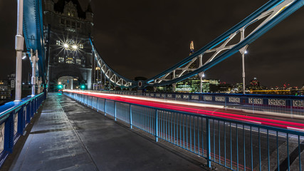 Fototapeta na wymiar Light rays caused by a long exposure at the Towerbridge in London UK (GBR) at night.