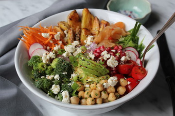 Bowl mit Gemüse und Schafskäse