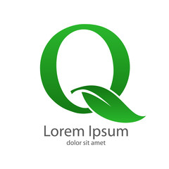 Logotipo letra Q con hoja verde - obrazy, fototapety, plakaty