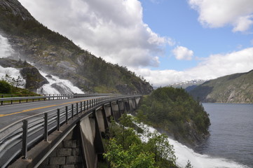 Obraz na płótnie Canvas Brücke am Langfossen Wasserfall