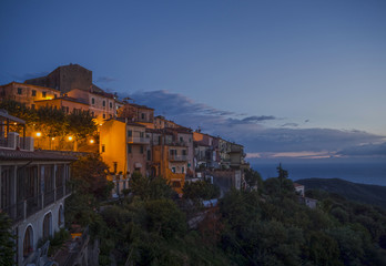 Fototapeta premium zachód słońca widok włoskiego miasta na wzgórzu, w pobliżu morza