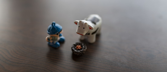 Mucca pezzata con bambino e cibo, giocattoli espressivi