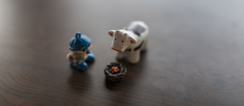 Mucca pezzata con bambino e cibo, giocattoli espressivi