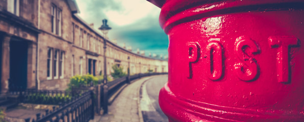 Naklejka premium Panorama brytyjskiego miasta Post Box