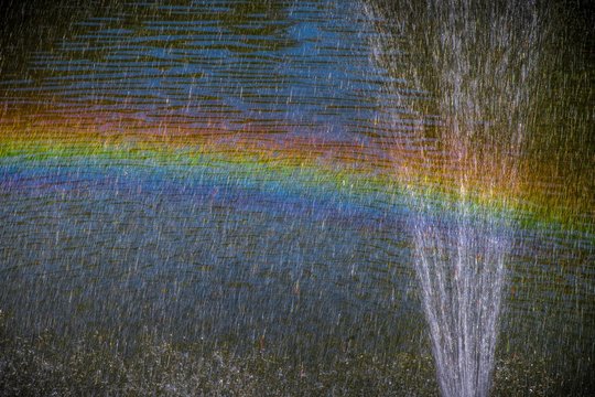 kolorowa tęcza przy fontannie wody