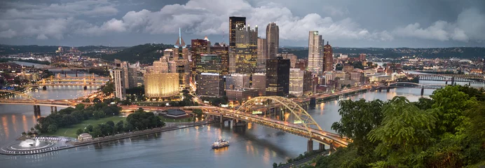 Gordijnen Pittsburgh city downtown skyline landscape view over the Monongahela and Allegheny River © Aevan
