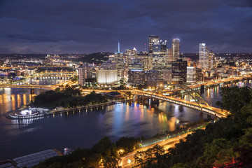 Fototapeta na wymiar Pittsburgh city downtown skyline landscape view over the Monongahela and Allegheny River