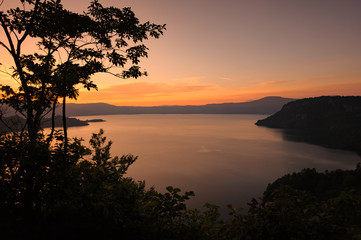 夕暮れの十和田湖