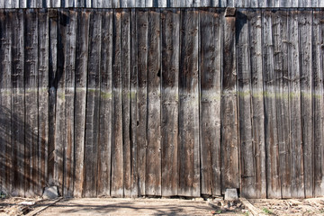 Fototapeta premium Natürliche, hölzerne, braune Bretter, Wand einer Schäune, Zaun mit Ästen und Astlöchern, abstrakter strukturierter Hintergrund, leerer Untergrund.