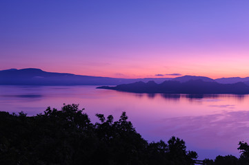 夜明けの十和田湖