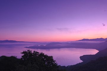 Fototapeta na wymiar 夜明けの十和田湖